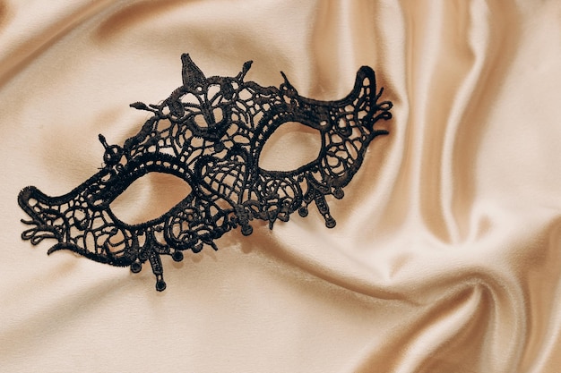 Sexy zwart kant stijlvol maskerade masker op gouden zijden laken