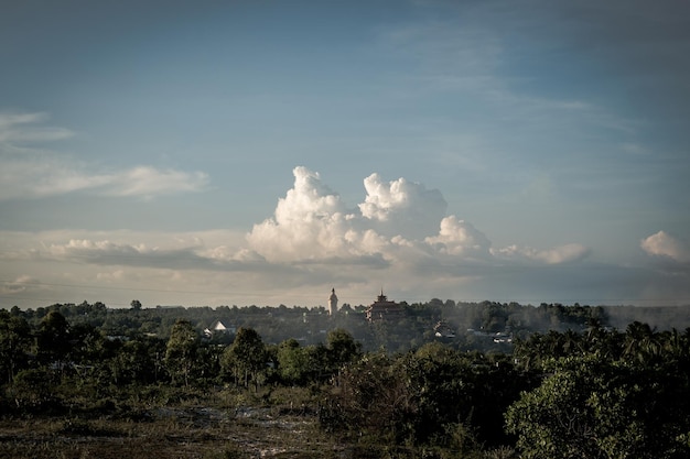 Sfeer panorama cumulus witte wolken boven boeddhistische tempel standbeeld Dramatische lucht zonsondergang Meditatie achtergrond