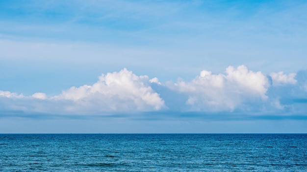 Sfeer panorama echte foto mooie zomer witte wolk heldere blauwe lucht horizon lijn kalm lege zee Concept paradijs leven Ontwerp ontspannen wallpaper achtergrond Meer toon formaat collectie op voorraad