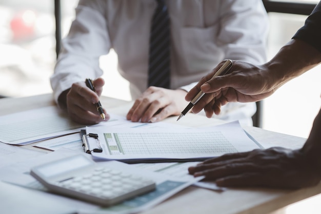 Sfeer van een startend bedrijf dat zakenmensen ontmoet komt samen om investeringsfinanciën samen te vatten en te plannen zij zijn de oprichters van het bedrijf Bedrijfsadministratieconcept