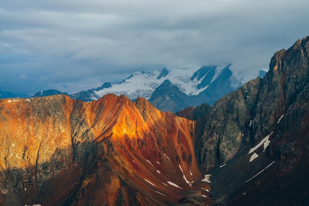 Sfeervol alpenlandschap met rode rotsen in gouden uur.