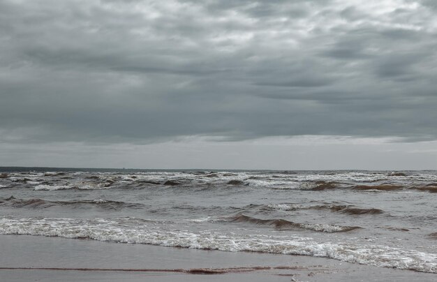 Sfeervol landschap Dramatische Oostzee, golven en waterspatten op golfbrekers. Natuur noorden cloudscape op kust oceaan. Omgeving met wispelturig weer, klimaatverandering. Stormachtige, abstracte achtergronden