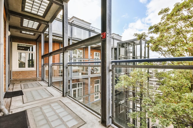 Sfeervol lang smal balkon met glazen balustrades