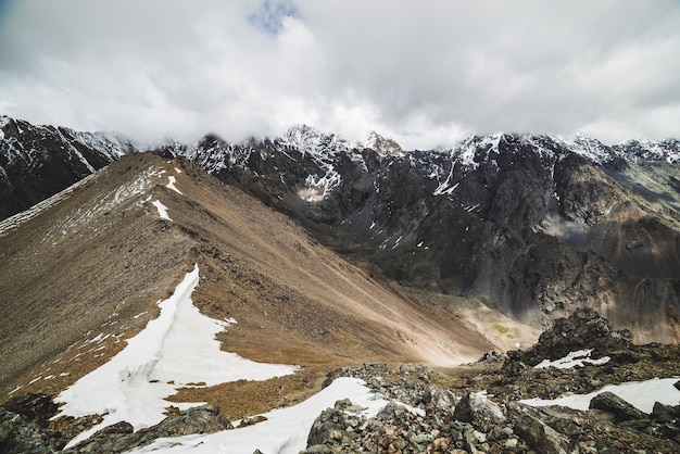 Sfeervol minimalistisch alpenlandschap tot enorme besneeuwde bergketen.