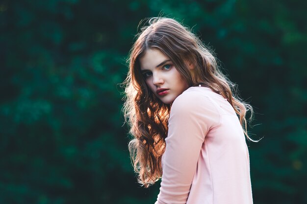 Sfeervol portret van jonge mooie vrouw lang haar en casual make-up in de natuur