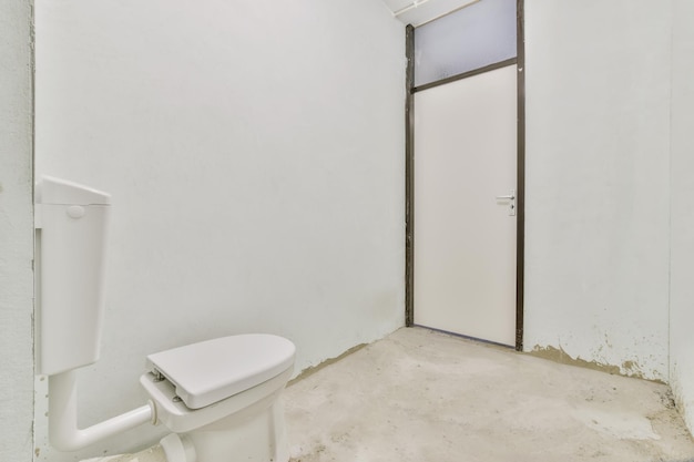 Sfeervolle badkamer met wit toilet en lichte wanden