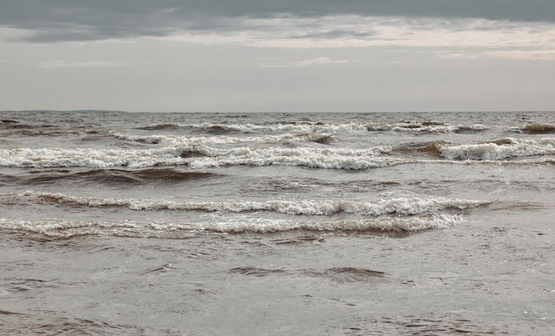 Sfeervolle omgeving Dramatische Oostzeegolven en waterspatten op golfbrekers