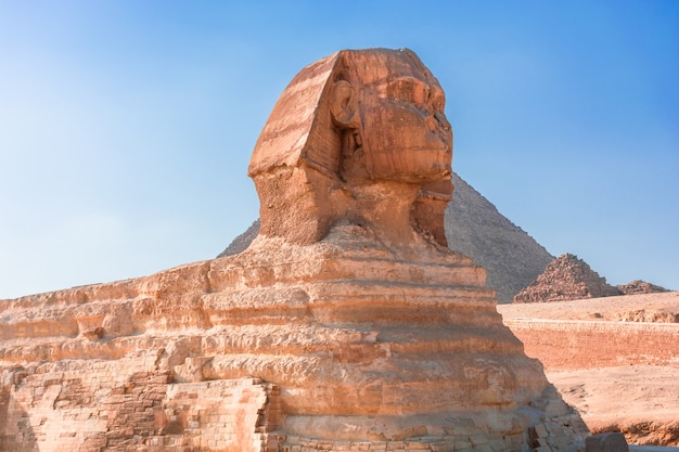 Sfinx in de Giza-vallei op een zonnige dag