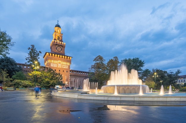 Photo sforza castle landmark in milan, italy at night.