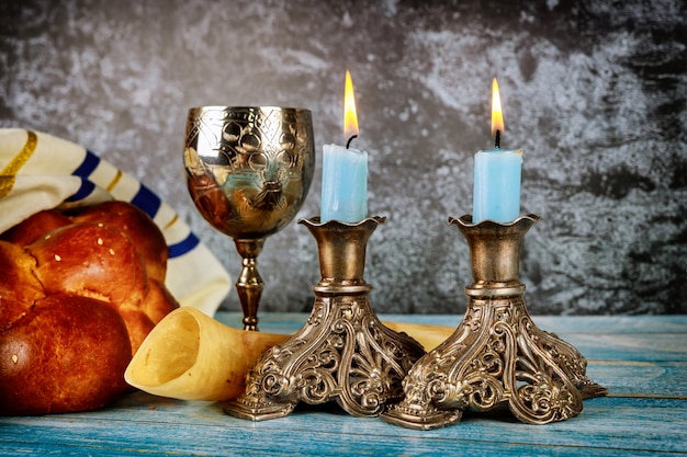 Shabbat met challah brood op een houten tafel