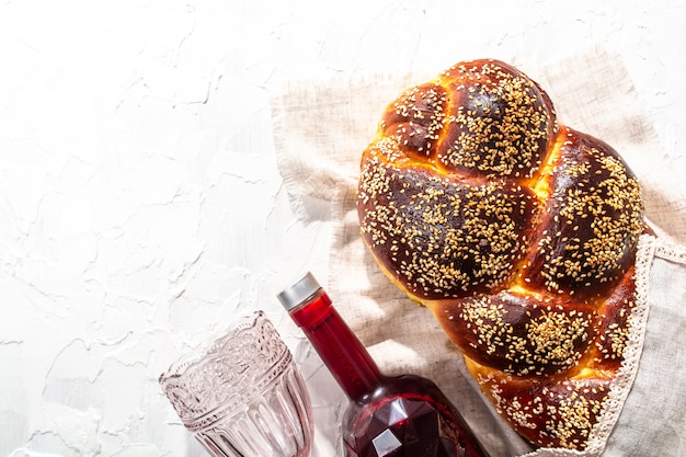 Shabbat of Shabath concept. Challah brood, shabbat wijn