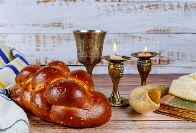 Shabbat shalom tradizionale rituale ebraico challah pane, vino e candele