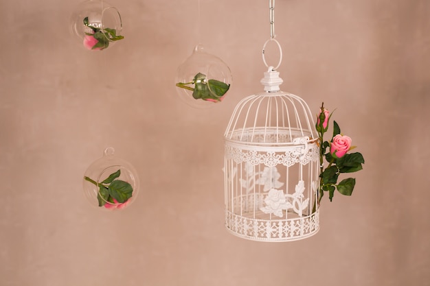 Decorazioni shabby chic con bellissime gabbie e fiori vintage