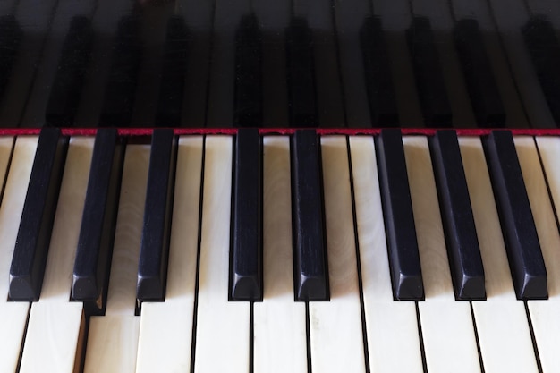 Потрепанные старые клавиши пианино