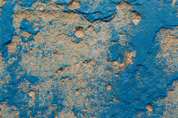 Photo a shabby plastered wall dirty in saturated blue paint