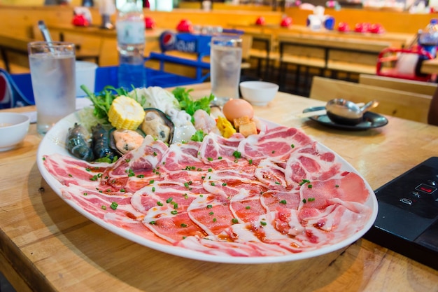 Foto scivoli di carne di maiale shabu, cucina in stile shabu nel ristorante