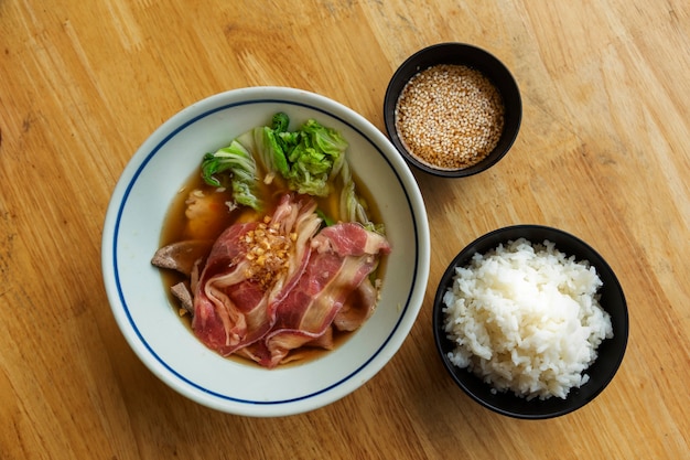 日本食のコンセプトとして、豚肉の茹でしゃぶしゃぶと温かいスープにご飯を添えたしゃぶしゃぶ