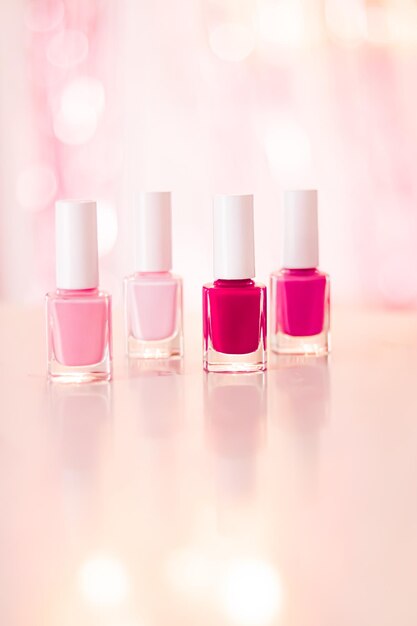 Оттенки розового и красного лака для ногтей на гламурном фоне бутылки лака для маникюра и педикюра роскошная косметическая косметика и косметический бренд