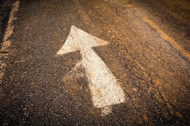 Photo shadow of arrow symbol on road in city