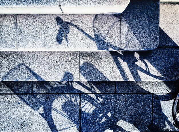 Photo shadow of bicycle on steps