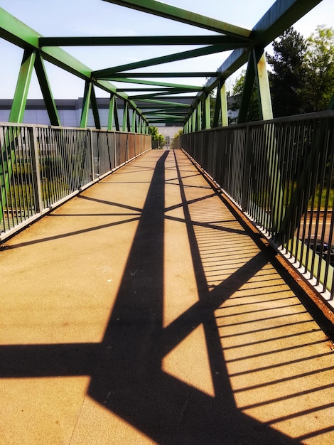 Foto ombra di un ponte su un ponte