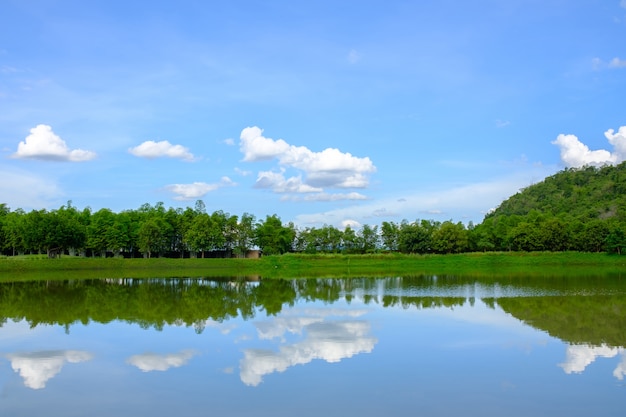 Foto ombra di una nuvola nel lago in un bel cielo blu di una giornata.