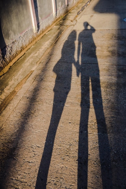 Photo shadow of couple on road