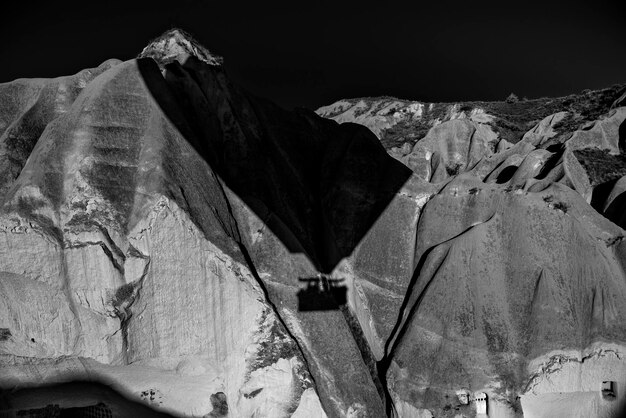 Photo shadow of hot air balloon on mountains