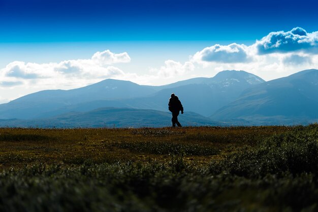 ノルウェーの背景hdで孤独な旅行者の影