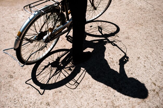 Foto ombra di un uomo in bicicletta