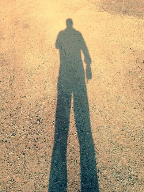 Photo shadow of man on footpath