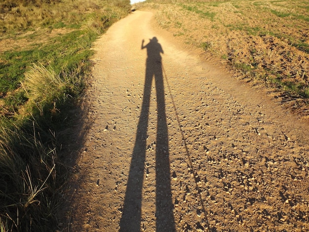 Photo shadow of man on footpath