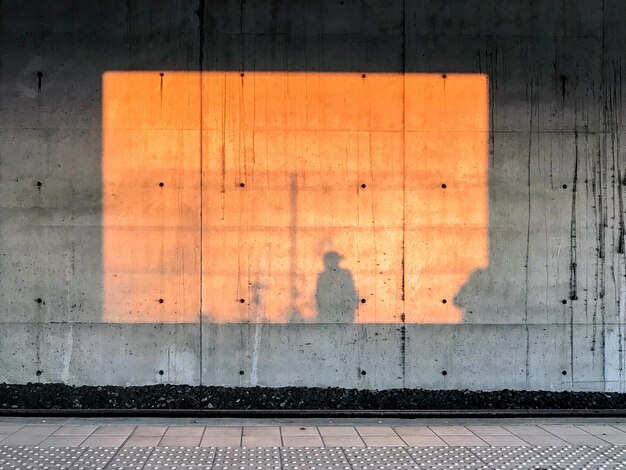Photo shadow of man on railroad platform