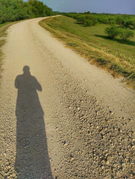 Foto ombra di un uomo sulla strada