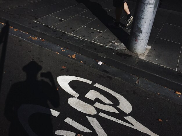 Foto ombra di un uomo sulla strada