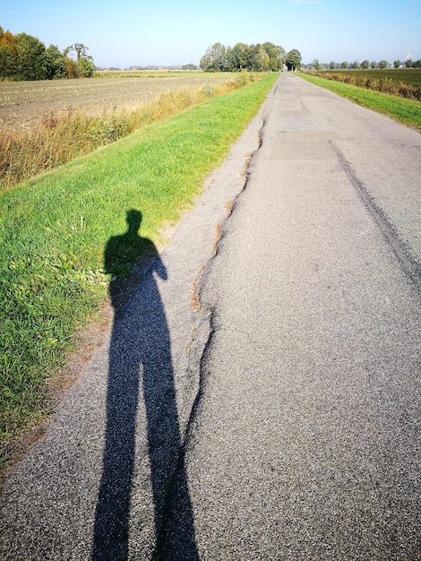 Foto ombra di un uomo sulla strada