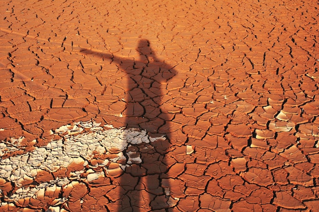 Photo shadow of man on sand