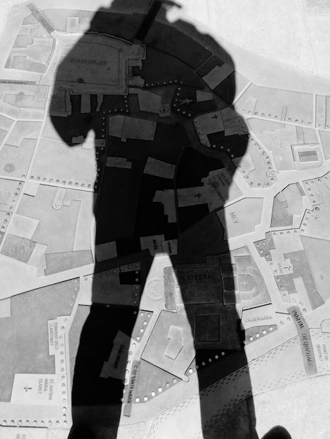 Foto ombra di un uomo in piedi sul pavimento della mappa