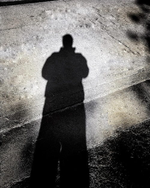 Foto ombra di un uomo per strada