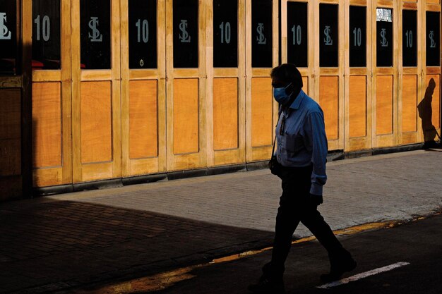 Photo shadow of man walking on street