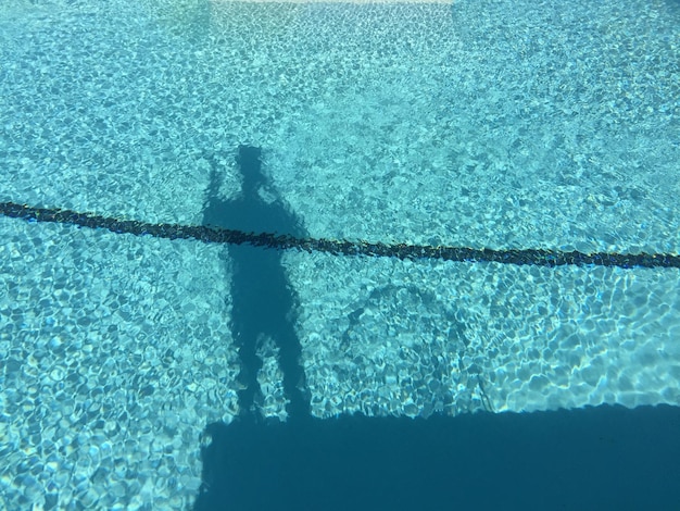 Foto ombra di un uomo sull'acqua