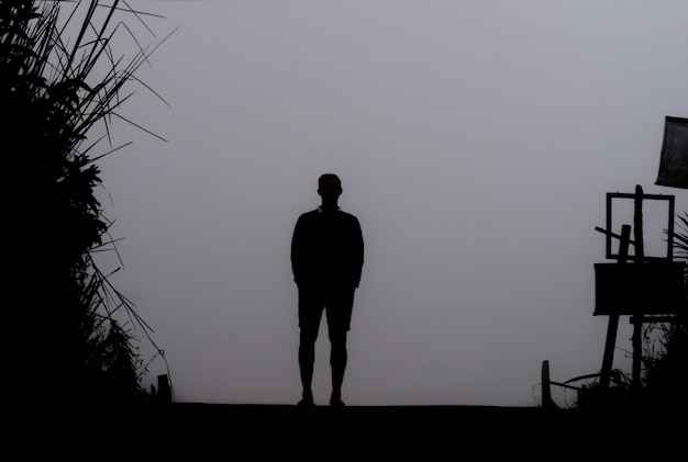 霧の中の男性の影