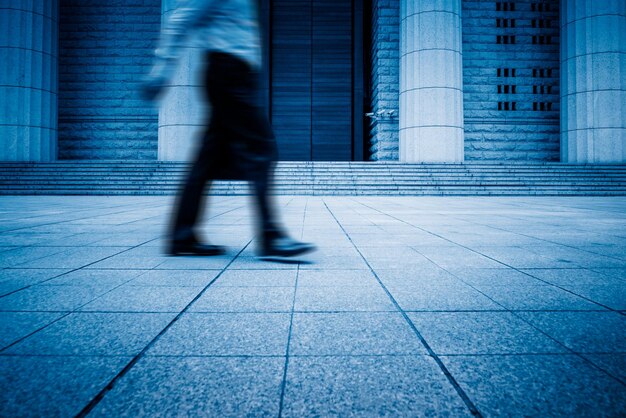 写真 通りを歩く人々の影