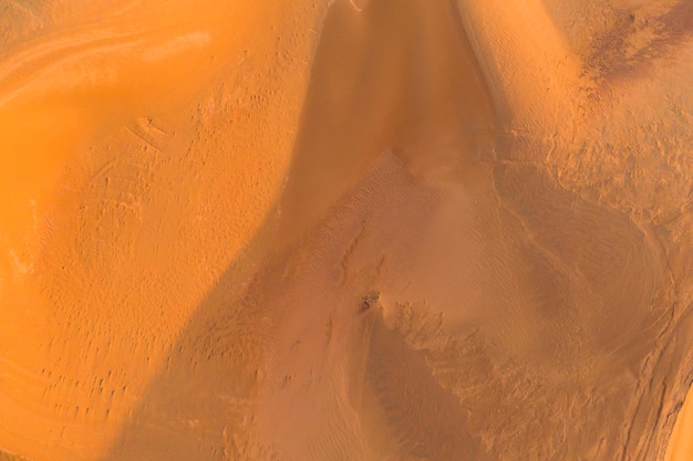 Фото Тень человека на песчаной дюне
