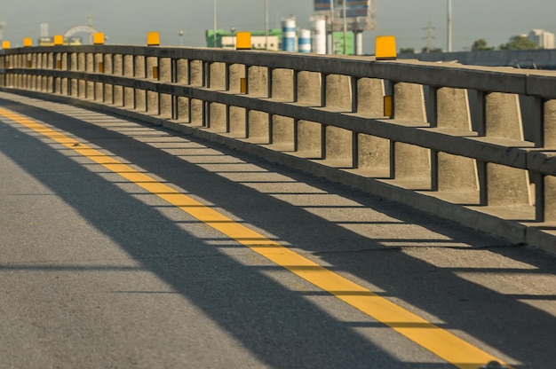 写真 歩道のレールの影