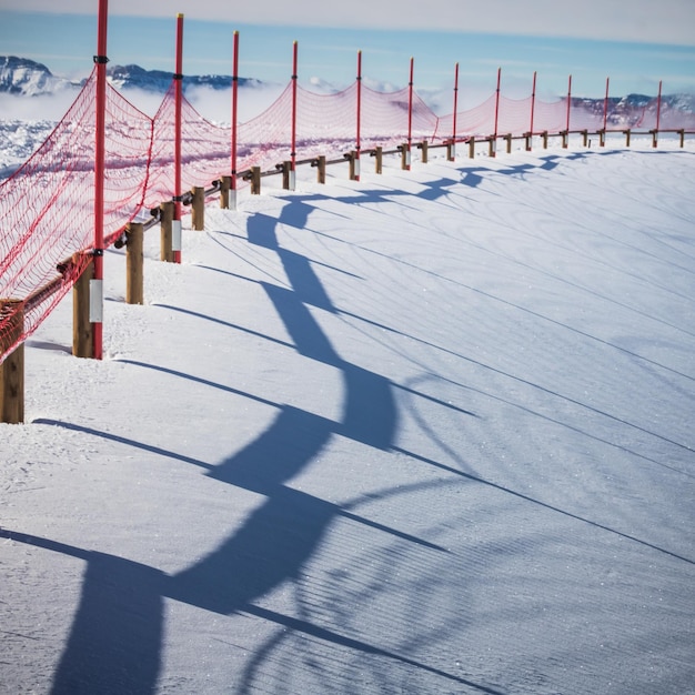 写真 雪に覆われた風景のレールの影