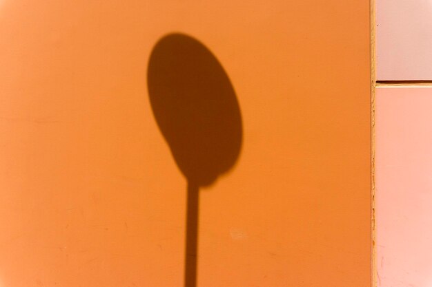 写真 オレンジ色の壁の影