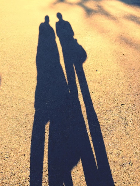 Photo shadow of people on field