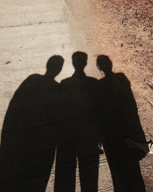 Photo shadow of people on ground