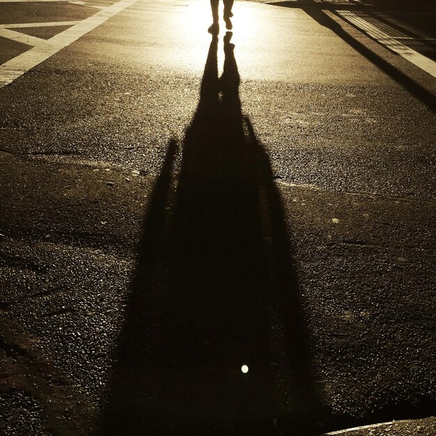 Foto ombra di persone sulla strada